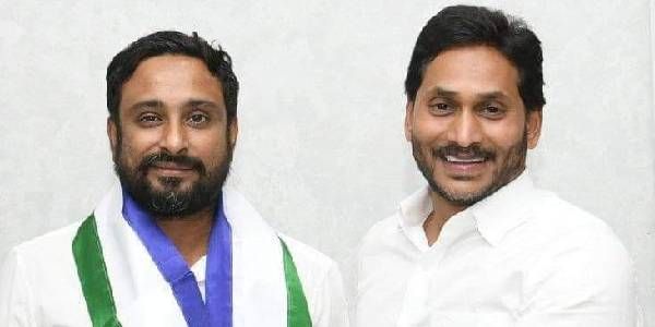 Ambati Rayudu resign to YSRCP